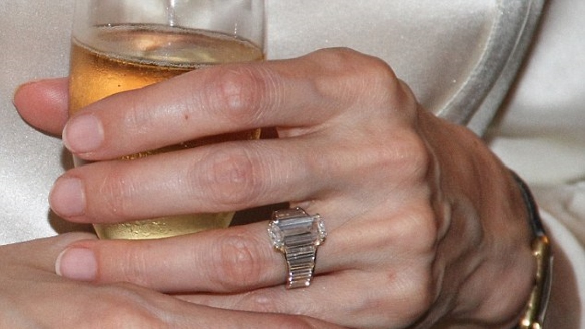 Η Τζολί στο διαζύγιο ζητάει το δαχτυλίδι αρραβώνων αξίας 250.000 δολαρίων